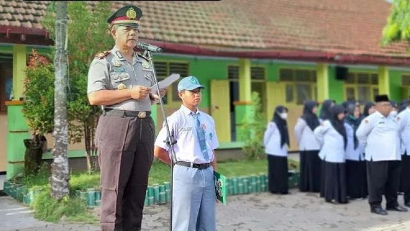 Membangun Karakter Presisi: Kapolsek Bandarkedungmulyo Pimpin Apel Pagi di MAN 10 Jombang