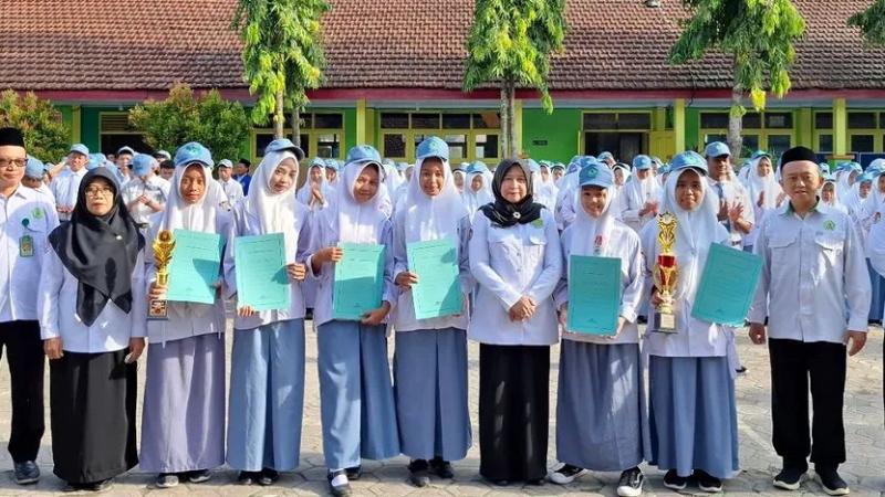 MAN 10 Jombang Beri Penghargaan dalam Apel Pagi