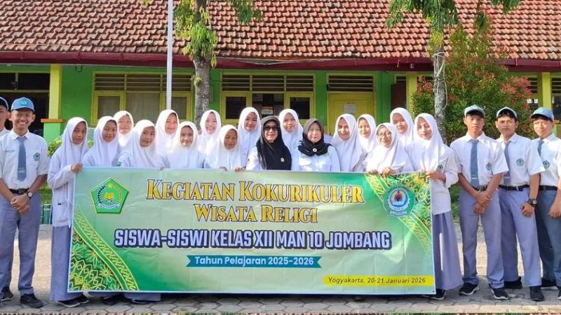 Salah satu upaya Madrasah Aliyah Negeri (MAN) 10 Jombang dalam meningkatkan kualitas pembelajaran di bidang keagamaan melalui kegiatan wisata religi