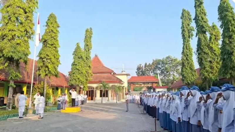 Pembiasaan Kecil, Kunci Sukses Masa Depan: Pesan Waka Kesiswaan pada Upacara Hari Senin MAN 10 Jombang