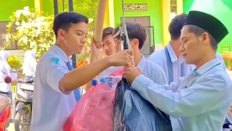 MAN 10 Jombang Jadi Titik Kumpul Gerakan GEMA SAJADAH, Madrasah se-Kecamatan Bandarkedungmulyo Bersedekah Sampah untuk Lingkungan
