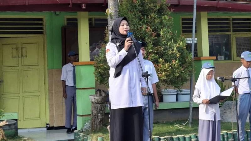 Makna Mendalam di Balik Kertas Kosong, Amanat Ibu Ilul Mahfudhotin, M.Pd.I. di Upacara Senin Pagi Bikin Siswa MAN 10 Jombang Tersentuh