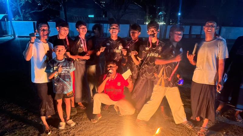 Membara di Lapangan, MAN 10 Jombang Raih Juara II Sepak Bola Api di Turnamen Para Jawara